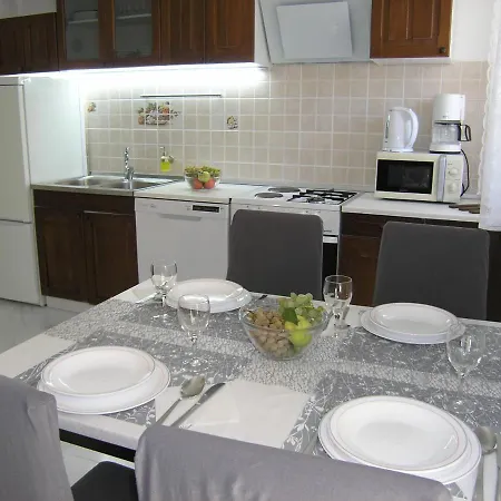 Mari With Terrace Apartment